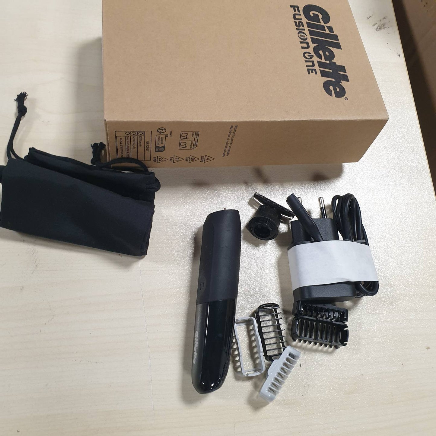 321031 - GILLETTE Brisk elektrik Fusion One Hybrid për meshkuj, ngjyra e zezë