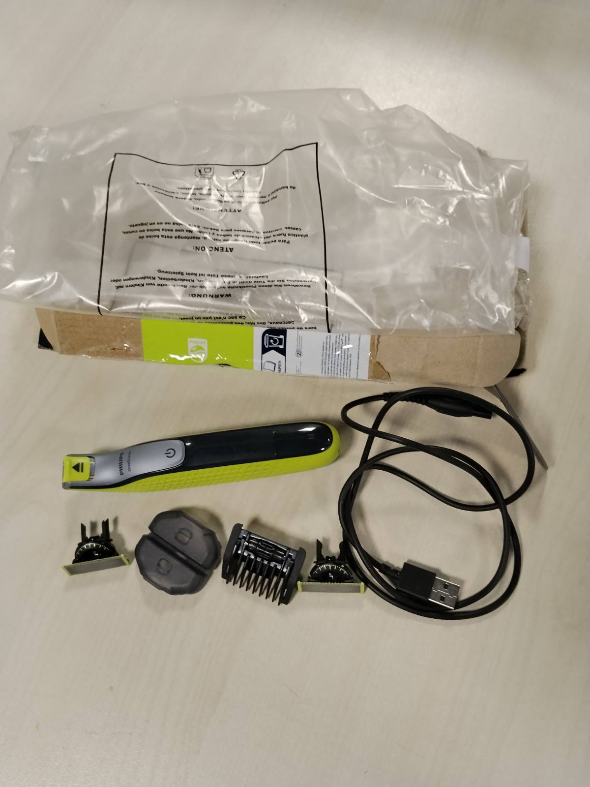 321130 - PHILIPS OneBlade 360 Hybrid Face, Makinë elektrike rroje/prerëse mjekre, 2 tehe 360 për fytyrën, 1 krehër 5-në-1 i rregullueshëm (modeli QP2734/30)