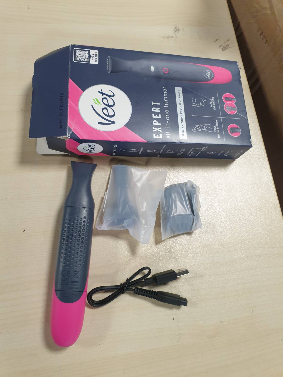 321244 - VEET Makinë rrojeje Expert All-in-One për femra - Makinë rroje elektrike shumëfunksionale për vijën e bikinive, fytyrën dhe vetullat - Karikues USB - 100% i papërshkueshëm nga uji (IP67)