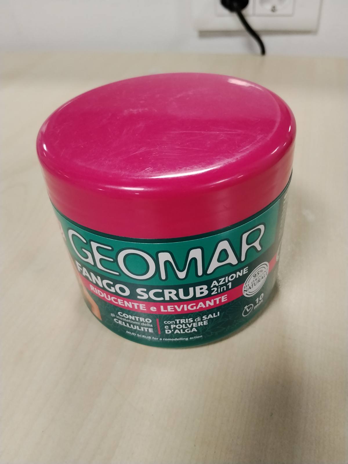 321643 - GEOMAR Skrab me baltë, 600 g, Veprim 2-në-1, Zvogëlues dhe Zbutës
