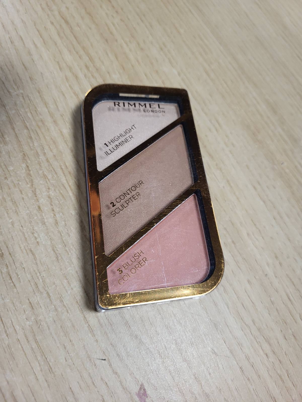 321890 - RIMMEL Paleta Konturuese Ndriçuese 3-në-1 Nr. 002 – Shkëlqim Korali