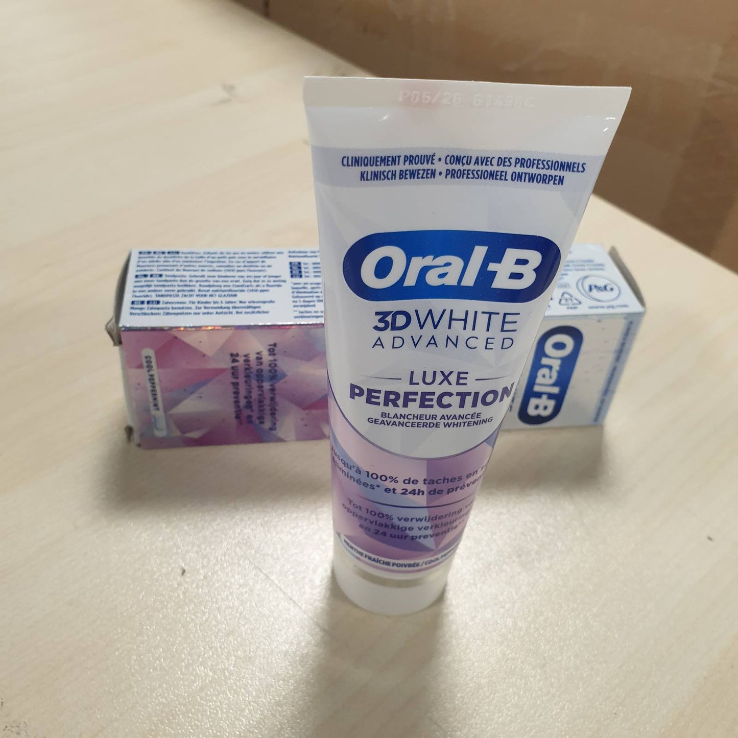 322132 - ORAL-B - Pastë dhëmbësh zbardhuese 3D White Advanced Luxe Perfection, 75 ml, me aromë menteje