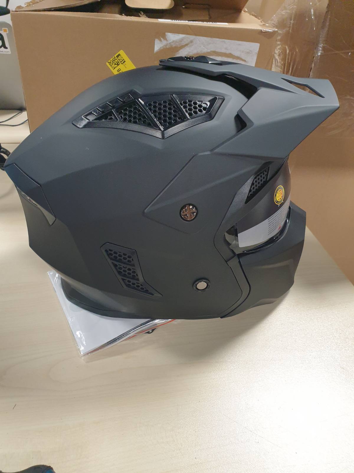 322252 - VINZ Kioto Helmetë Reaktive, E Miratuar ECE 22.06, Helmetë Skuteri me Mbrojtëse Dielli, Mjekre të Lëvizshme - E Zezë Mat