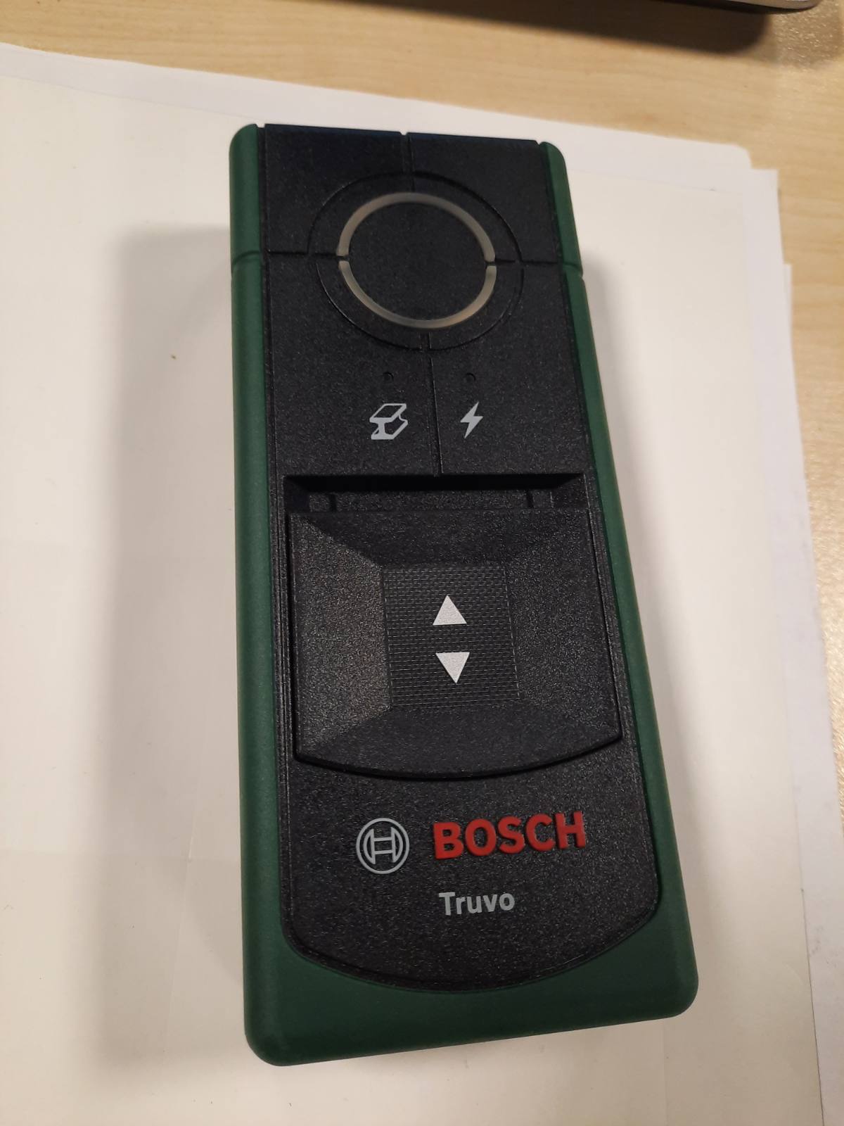 322315 - BOSCH Lokator i gjeneratës së dytë Truvo, skaner muri deri në 70 mm, funksionim me një buton, vendndodhje e lehtë e kabllove të gjalla dhe objekteve metalike