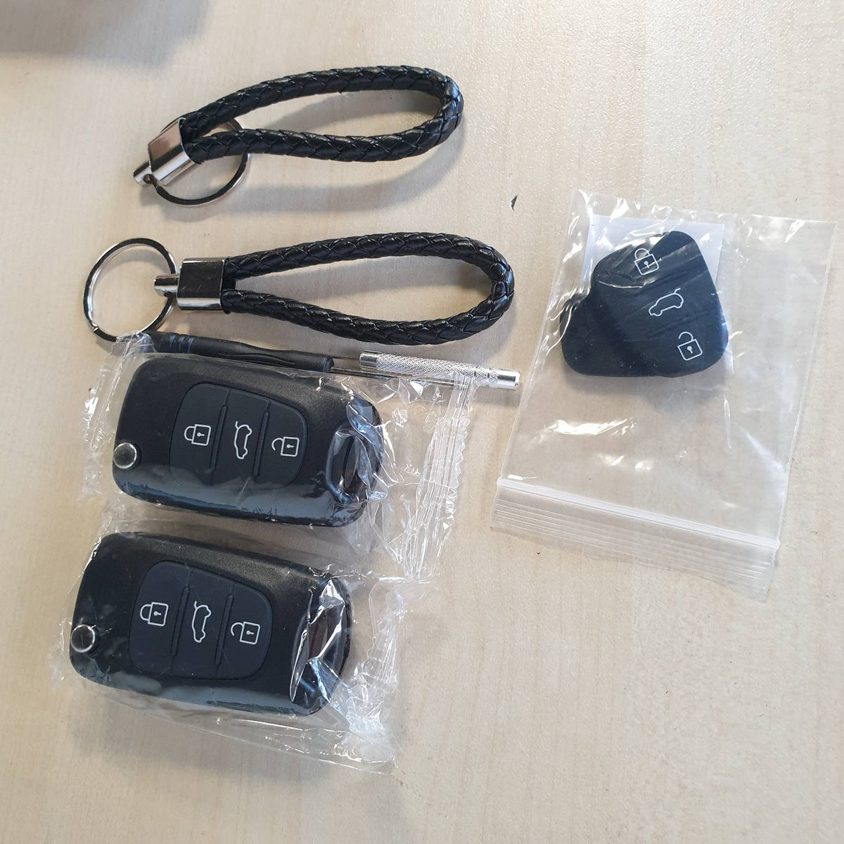 335185 - HYUNDAI 2 kuti çelësash me telekomandë me 3 butona për i10, i20, i30, ix20