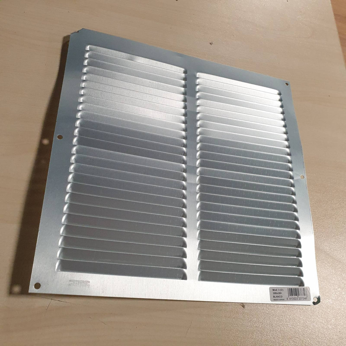 335200 - AMIG Grilë Ventilimi Alumini Katrore, Përmasat 300 x 300 mm, Ngjyra E Bardhë, ideale për tavanet e kuzhinës dhe banjës