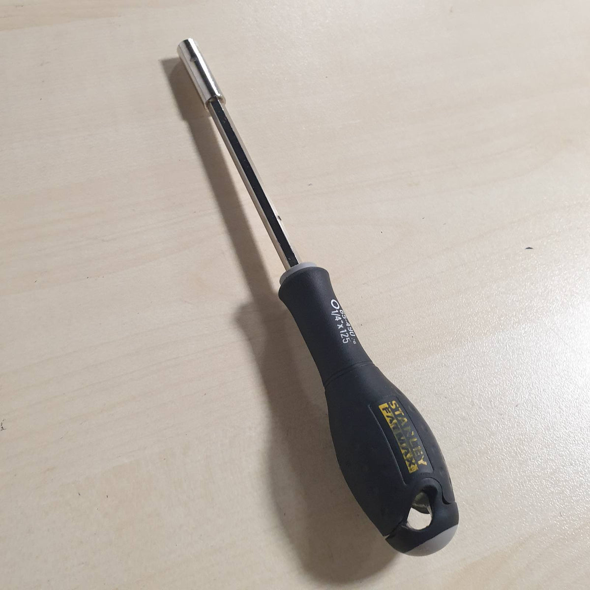 335227 - STANLEY Kaçavidë 1-65-490 me Mbajtëse Bite 125 mm, Gama FATMAX, Teh çeliku, Majë e lyer me rërë, Dorezë me kapje të butë, Lidhje praktikisht e pathyeshme, Rezistent ndaj korrozionit