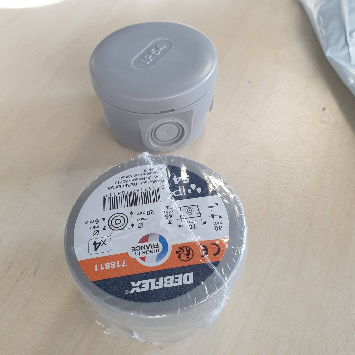 335719 - DEBFLEX - Kuti Lidhëse IP54 e Papërshkueshme nga Uji (Pako me 3) - Për Lidhje të Sigurt të Kabllit - Montim në Sipërfaqe - Gri - ⌀70 x D.40 mm