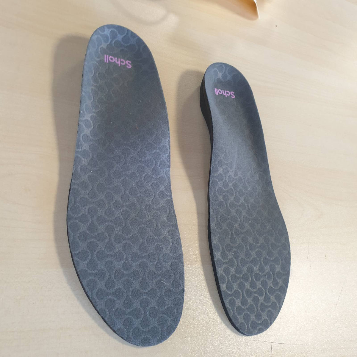 336284 - DR. SCHOLL'S SHTRATA IN-BALANCE PLANTAR FASCIITIS PËR QETËSIMIN E DHIMBJES, MBËSHTETËSE PËR HARKUN DHE THEMBRËN, MADHËSIA S (37-39.5), 1 PALË, BURRA DHE GRA