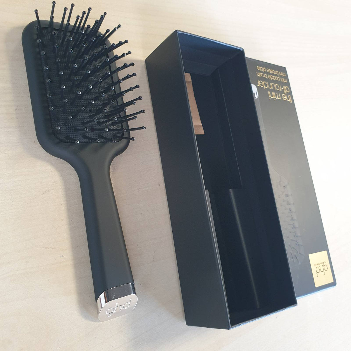 336400 - GHD Furça universale me petë Furçë me petë për zbërthimin dhe kundër kaçurrelave
