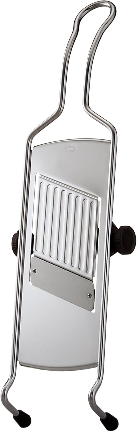 226370 - RÖSLE Mandolinë me Dorezë - Prerëse Perimesh 40 cm, Çelik Inox 18/10, me Këmbë Silikoni