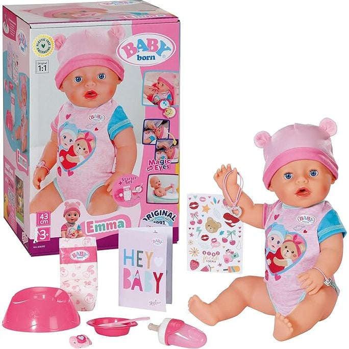 141524 - BABY born Emma – kukull bebe 43 cm (16.9 in), me 10 funksione, përfshin aksesorë dhe pizhama, funksionon pa bateri, e përshtatshme për fëmijë nga 3 vjeç.