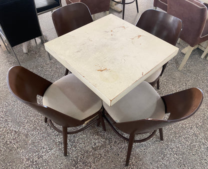 944 - 1 Tavolinë dhe 4 Karrige dhe Tavolinë e Metalit