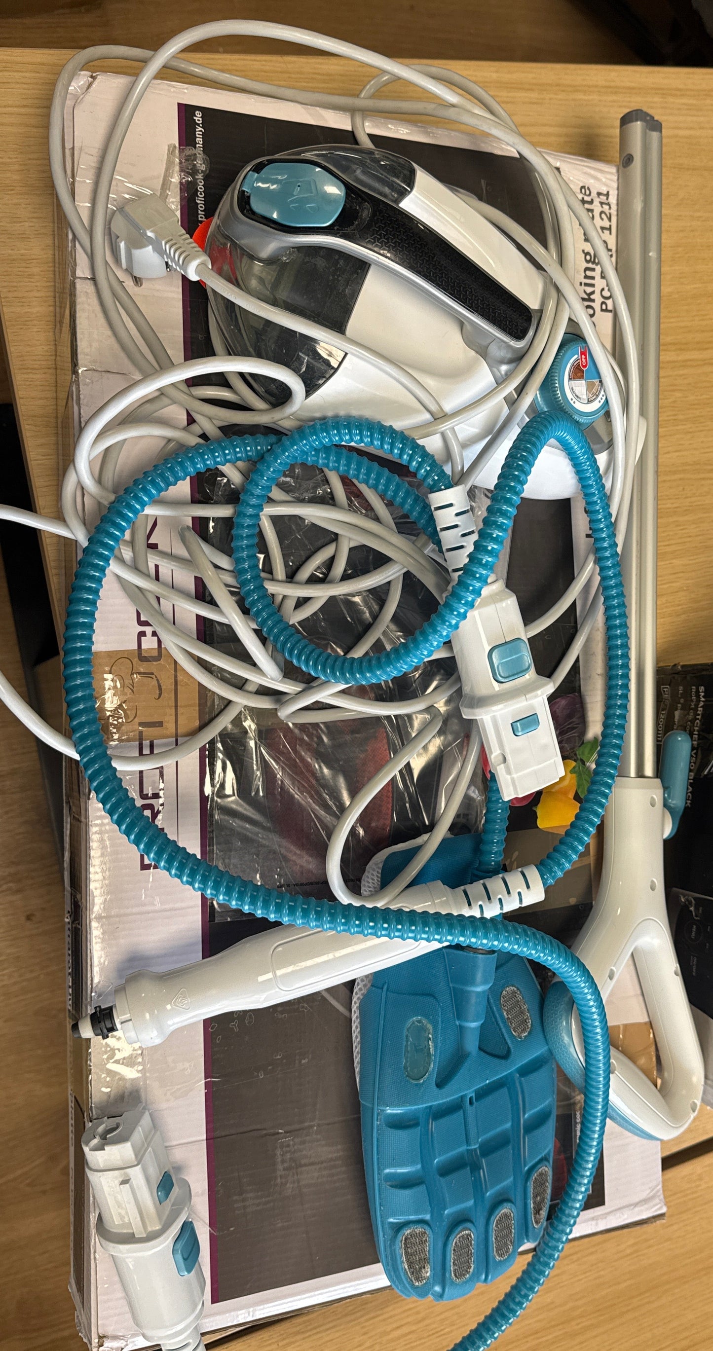 118138 - BLACK+DECKER Fshesë me Avull Shumëfunksionale 2-në-1, me Pastrues Dorësh dhe Dorezë STEAMitt, përfshirë 17 Aksesorë, Modeli: BHSM1615DAM-QS