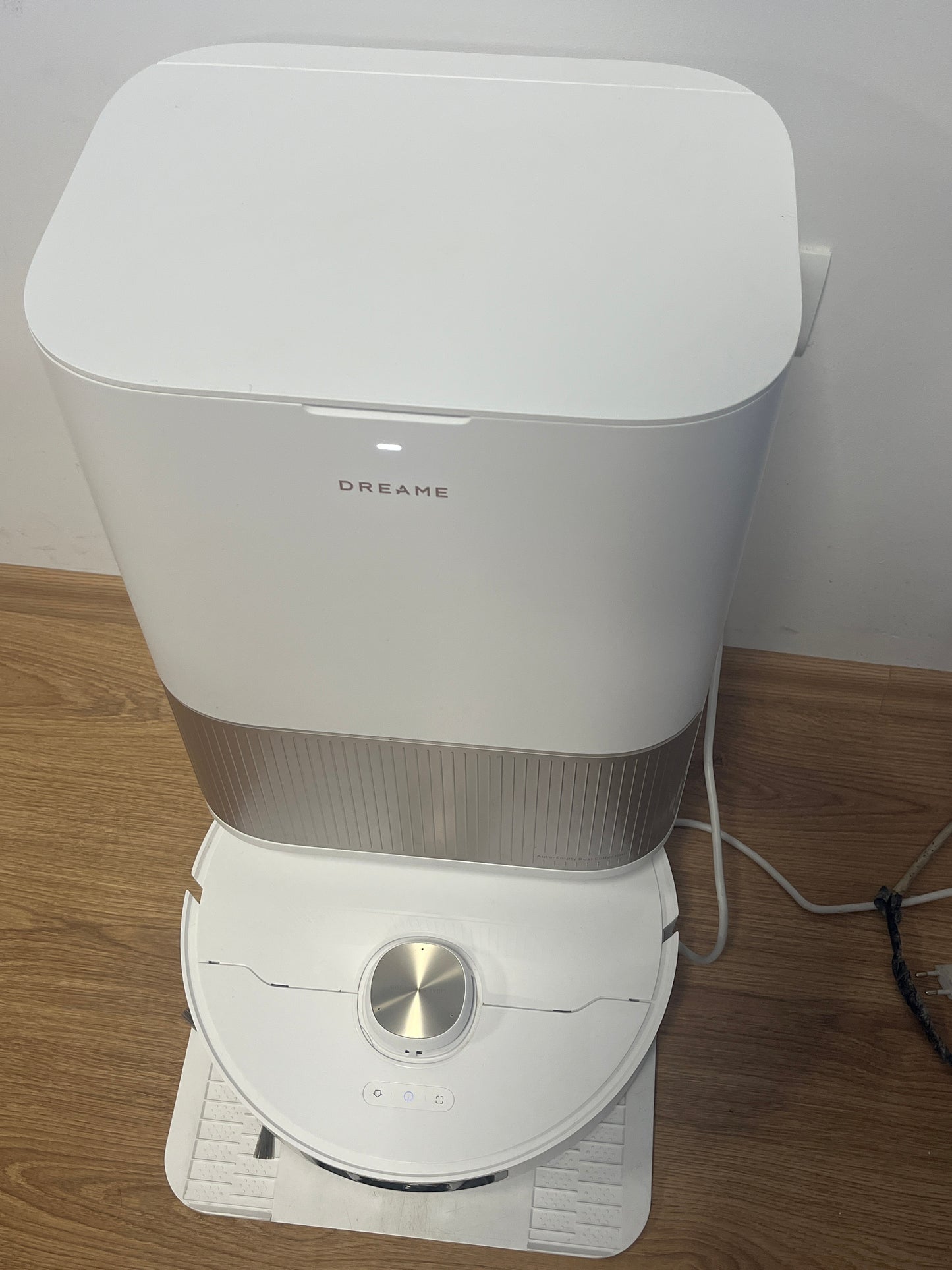 116230 - DREAME L40 Ultra, Fshesë Robot me Korrent, Furçë Anësore e Zgjerueshme dhe e Ngritshme, Forcë Thithëse 11,000 Pa, Mopa Vetëpastruese me Ujë të Nxehtë 65°C, Zbrazje Automatike, Kontroll me Zë