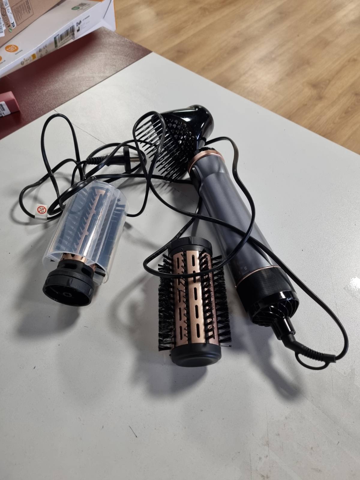 298041 - REMINGTON Furçë me Ajër të Nxehtë Rrotulluese AS8811, automatike, 3 aksesorë, veshje qeramike, gri