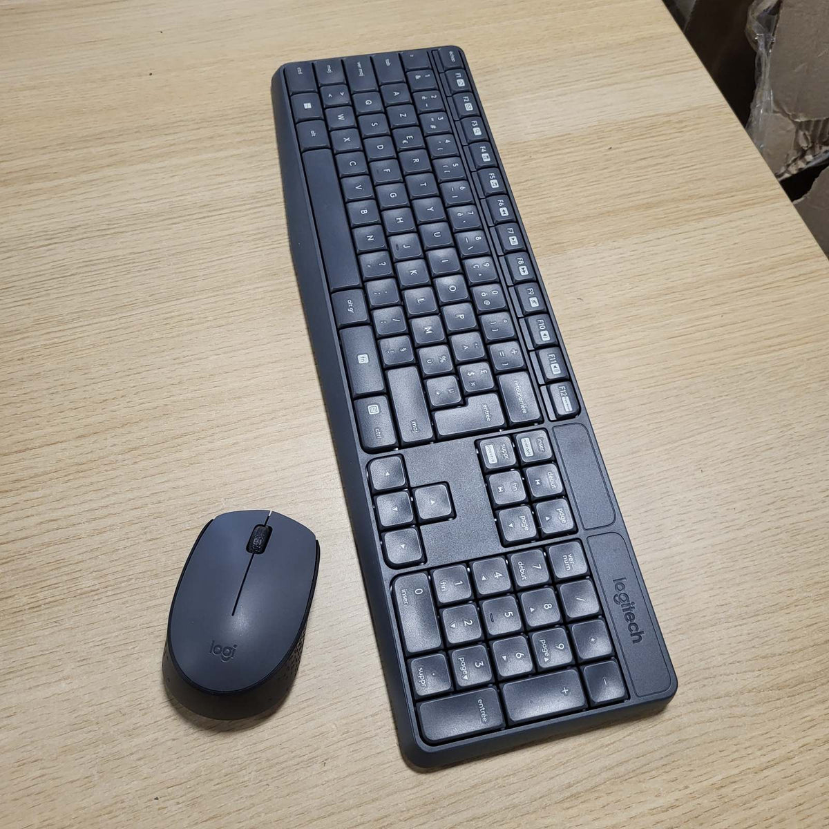 299400 - LOGITECH Kombinim tastiere dhe mausi MK235, pa tel, 2.4 GHz, jetëgjatësi baterie 3-vjeçare, Gri e errët