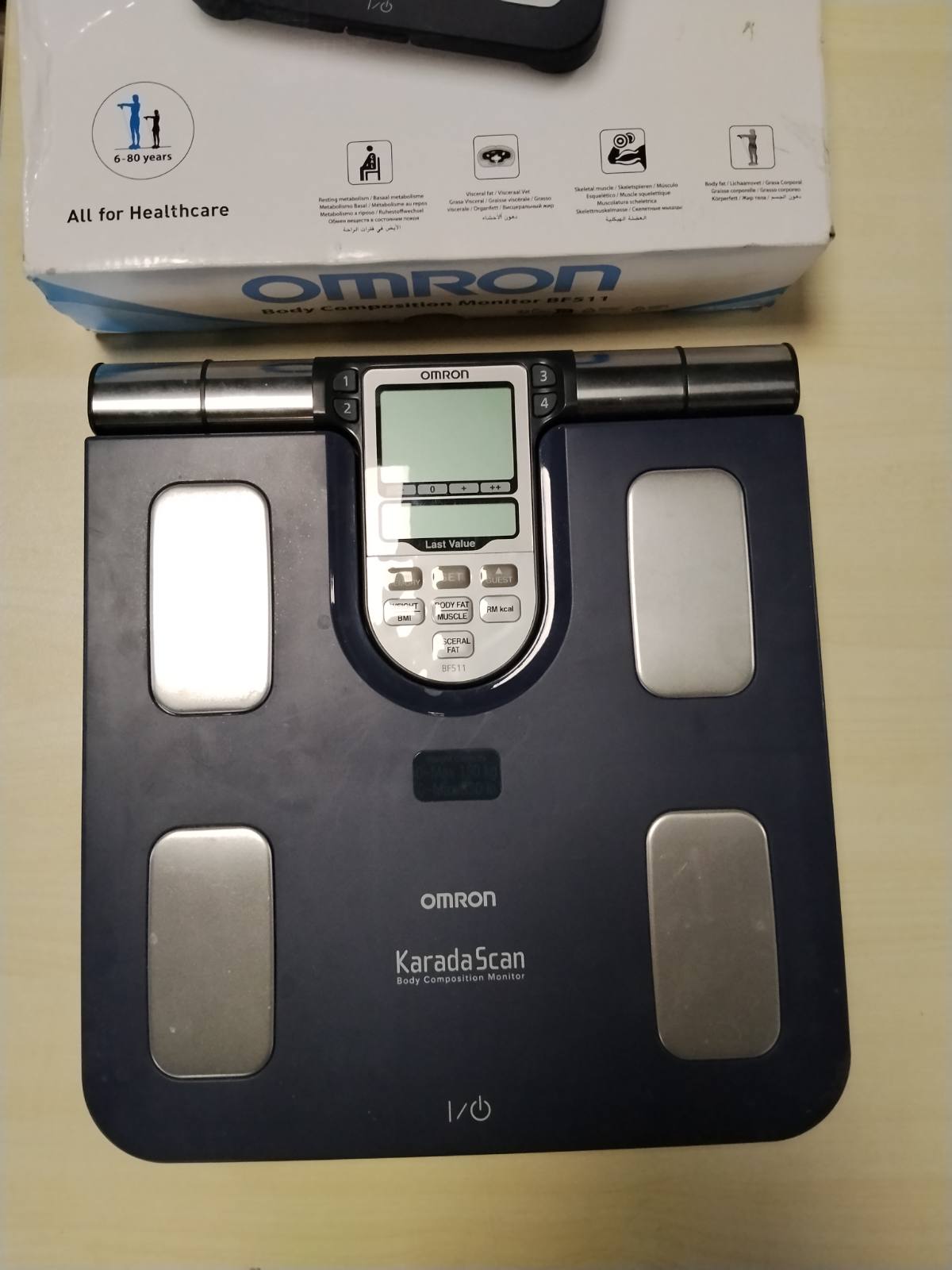301648 - OMRON Peshore Personale BF511, Peshore e dhjamit trupor, 8 sensorë, matje nga dora në këmbë, kapacitet deri në 150 kg, për të rritur dhe fëmijë nga mosha 6 vjeç