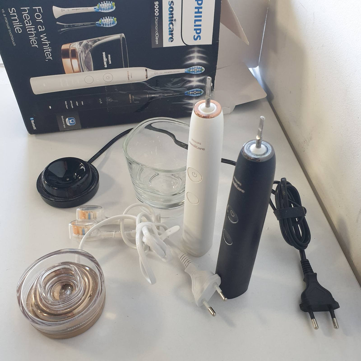 300214 - PHILIPS Furçë dhëmbësh elektrike Sonicare DiamondClean 9000, pako me dy pjesë, modeli HX9914/61, sensor presioni, 4 mënyra pastrimi, 3 nivele intensiteti, ari i zi dhe rozë