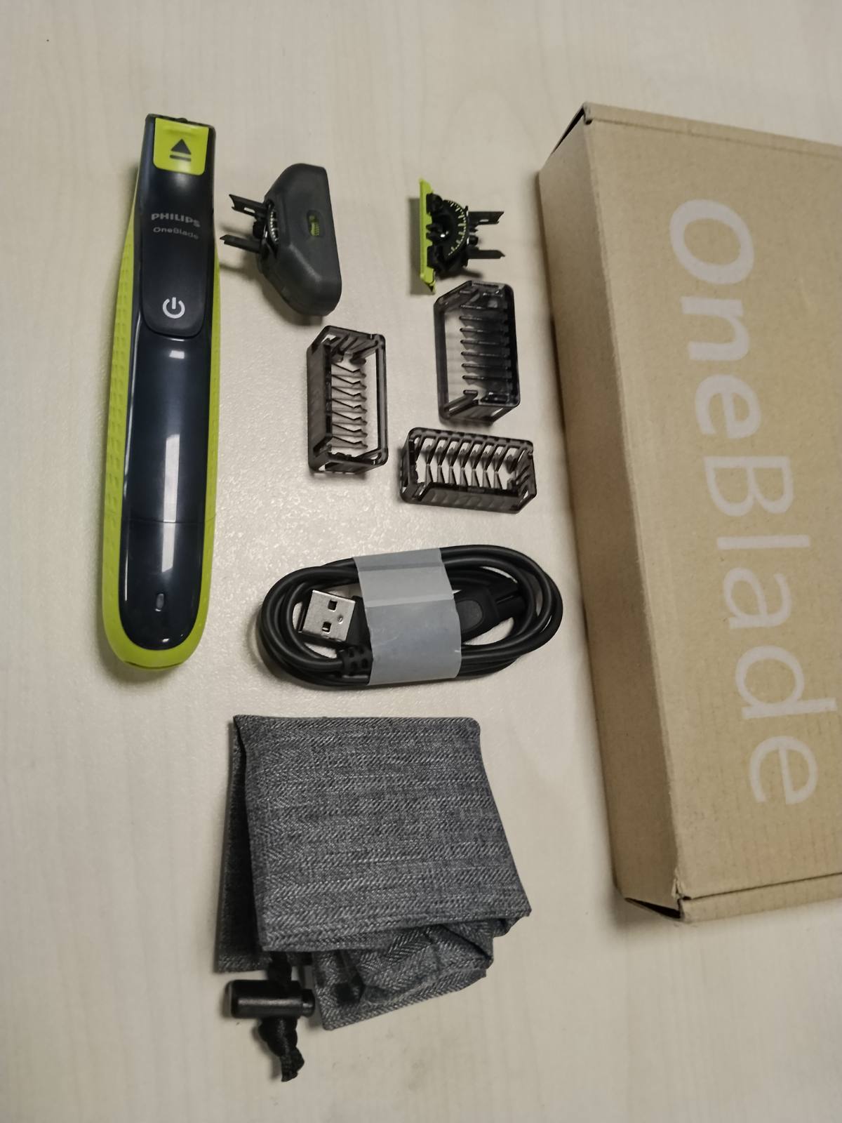 306105 - PHILIPS Makinë rroje dhe prerëse mjekre OneBlade 360, 2 tehe 360, 3 krehër për mjekër (1, 3, 5 mm), QP2724/31