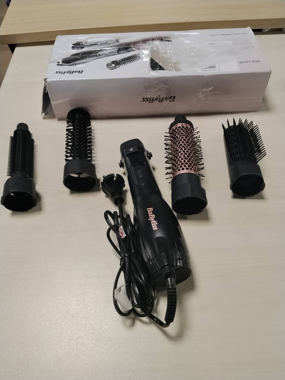 296630 - BABYLISS Furçë me ajër të nxehtë 1200 Smooth Finish 4-në-1, 1200W, Teknologji Jonike dhe Qeramike, 4 aksesorë, e zezë/rozë, model AS122E