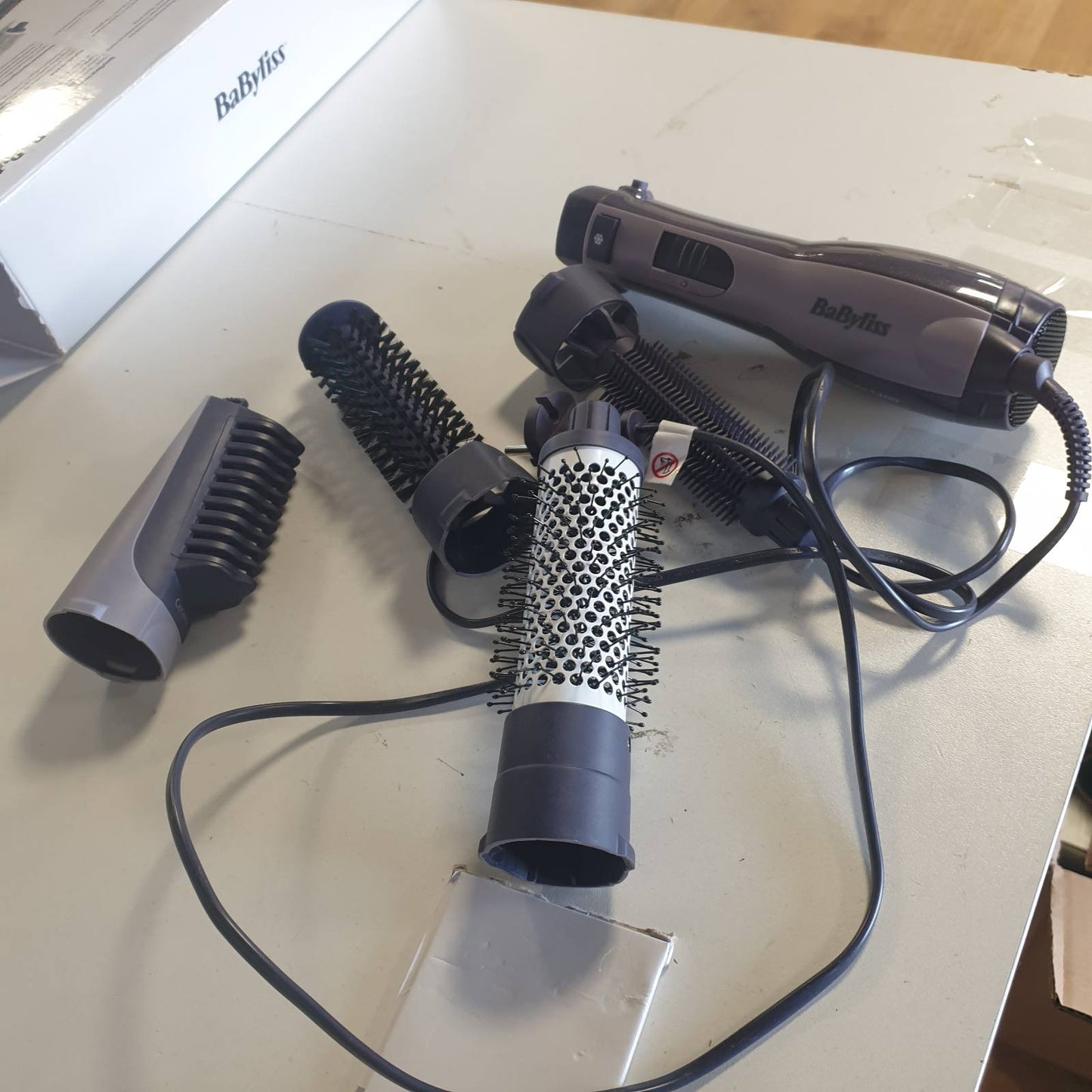 315988 - BABYLISS Smooth Finish 1200, Furçë me ajër të nxehtë 4 në 1, 1200W, Teknologji Jonike dhe Qeramike, 4 aksesorë, e zezë, AS121E.
