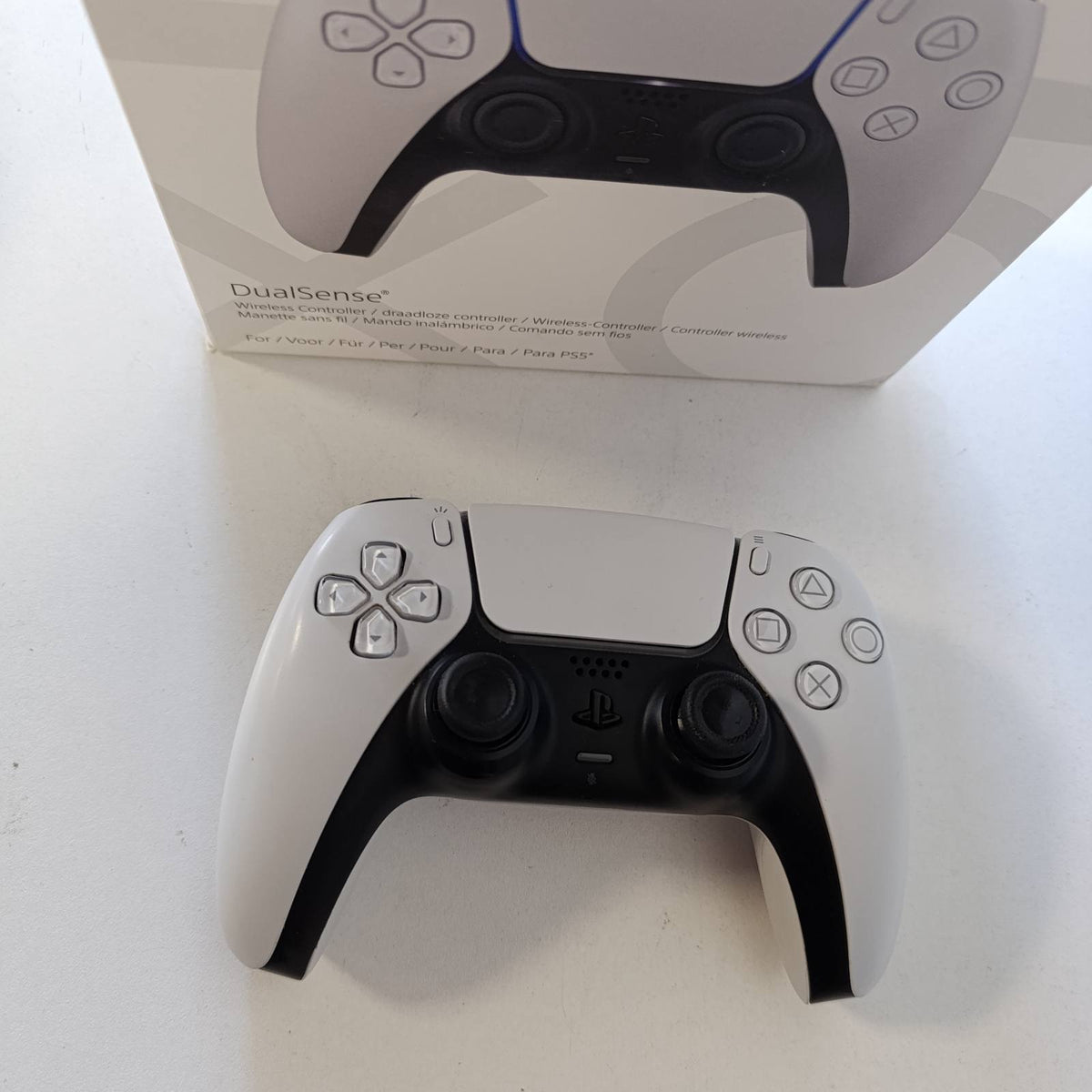 295570 - SONY PlayStation®5 - Kontrollues pa tel DualSense™, i bardhë