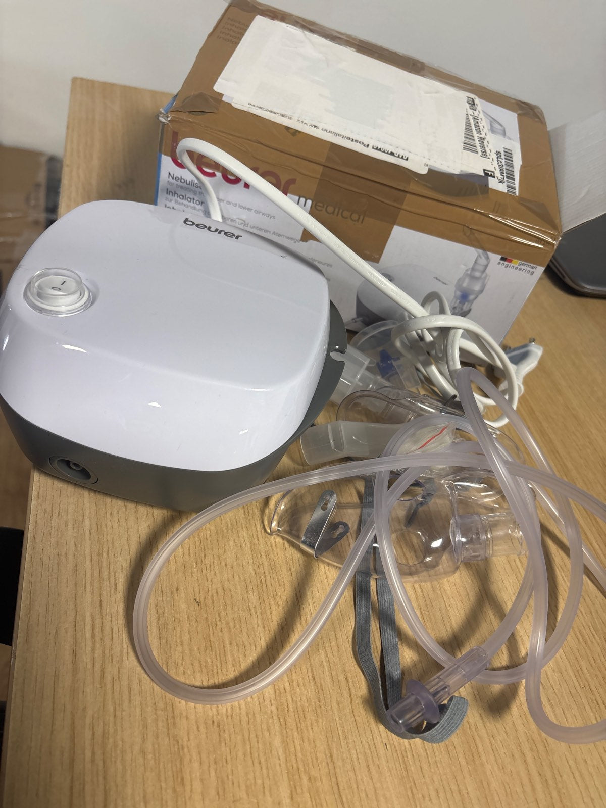 292841 - Beurer Nebulizator IH 18, kompresor DC, për thithje dhe trajtim të traktit respirator, i bardhë, set i plotë me 8 pjesë
