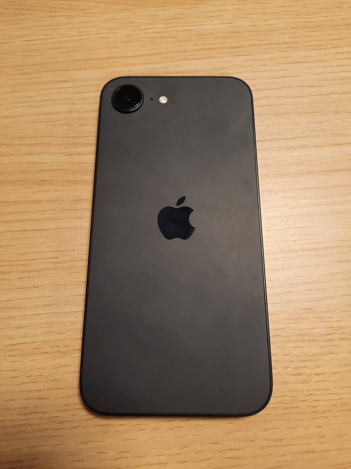320569 - APPLE iPhone 16e 256GB, me çip A18, kamerë Fusion 48MP, ekran Super Retina XDR 6.1 inç, i zi