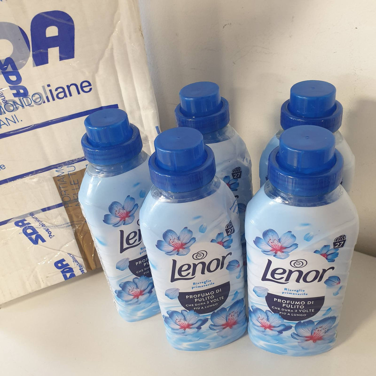 311310 - LENOR Zbutës rrobash i koncentruar për lavatriçe, 135 larje (5 x 27 larje), Zgjimi i pranverës