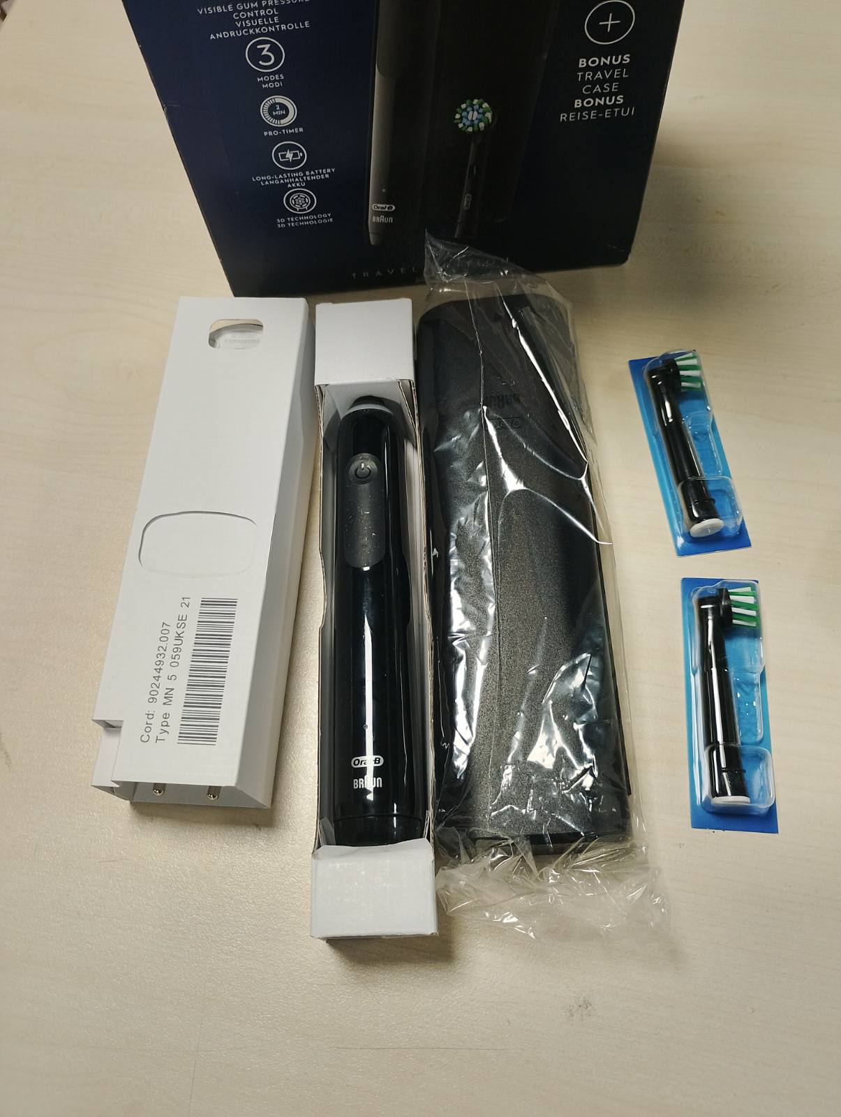 292764 - ORAL-B Furçë dhëmbësh elektrike lëkundëse Pro 3 3500, Sensor presioni, Modalitet zbardhues, 2 koka furçe të rrumbullakëta, 1 karikues, e zezë