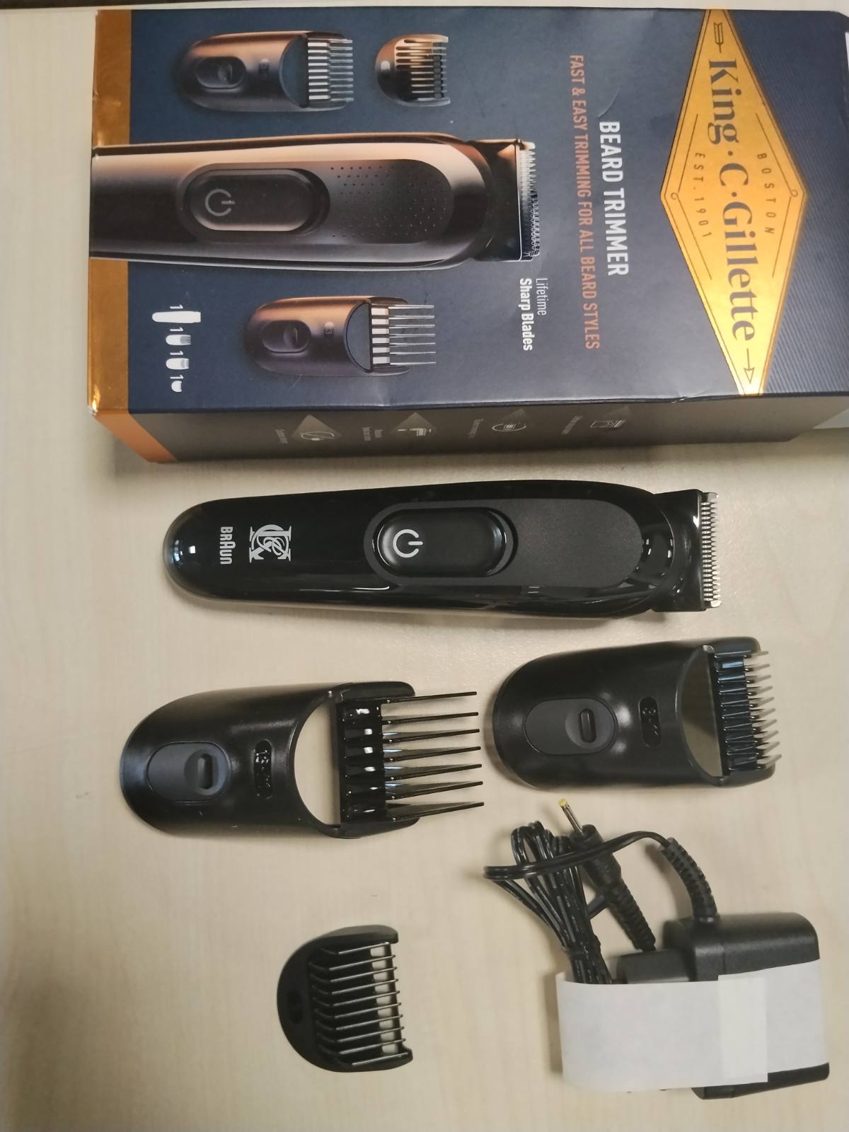 296849 - KING C. GILLETTE KIT PRERËS MJEKRE PËR BURRAT, 1 Kokë, 3 Krehëra Prerës, 1 Furçë, 1 Karikues, BRISK ELEKTRIK PËR MJEKËR