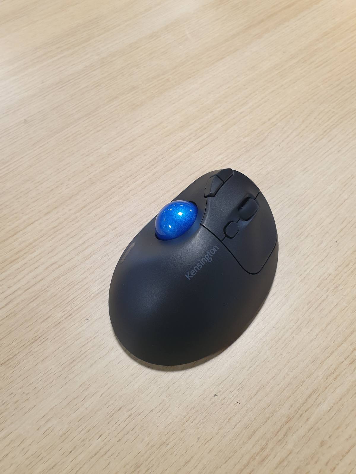 295761 - KENSINGTON Trackball Pro Fit Ergo TB450 Bluetooth 2.4GHz, Lidhje e Dyfishtë, Jetëgjatësi Baterie deri në 18 Muaj, Maus Ergonomik, 34 mm, 50% Plastikë e Ricikluar (K72194WW)
