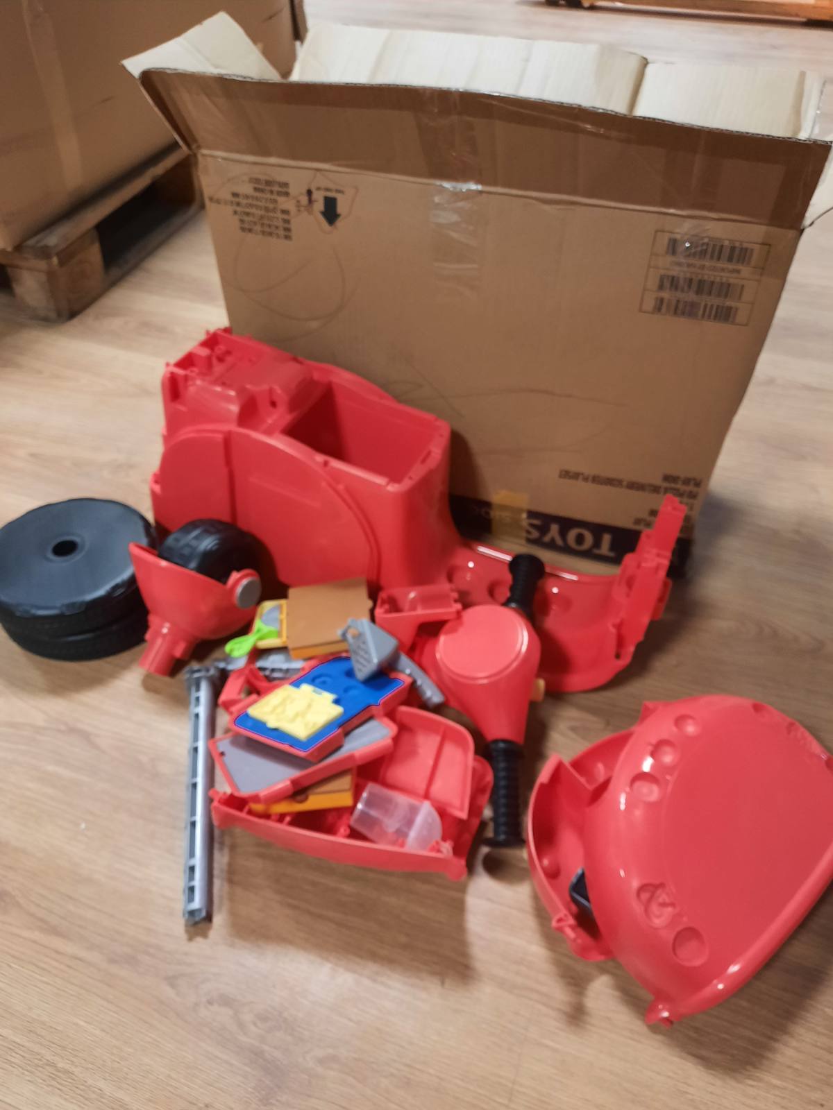 255096 - Play-Doh Set loje Skuter për Shpërndarje Picash, skuter i madh për ngasje me aksesorë ushqimorë, lodër për djem dhe vajza 3–5 vjeç, për aktivitete krijuese, me peshë maksimale 22.6 kg.