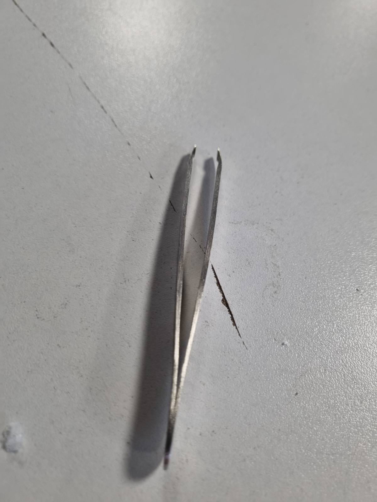 336246 - TWEEZERMAN Pinceta (maja të pjerrëta dhe të topitura, piskatore për vetullat, çelik inox, cilësi profesionale)