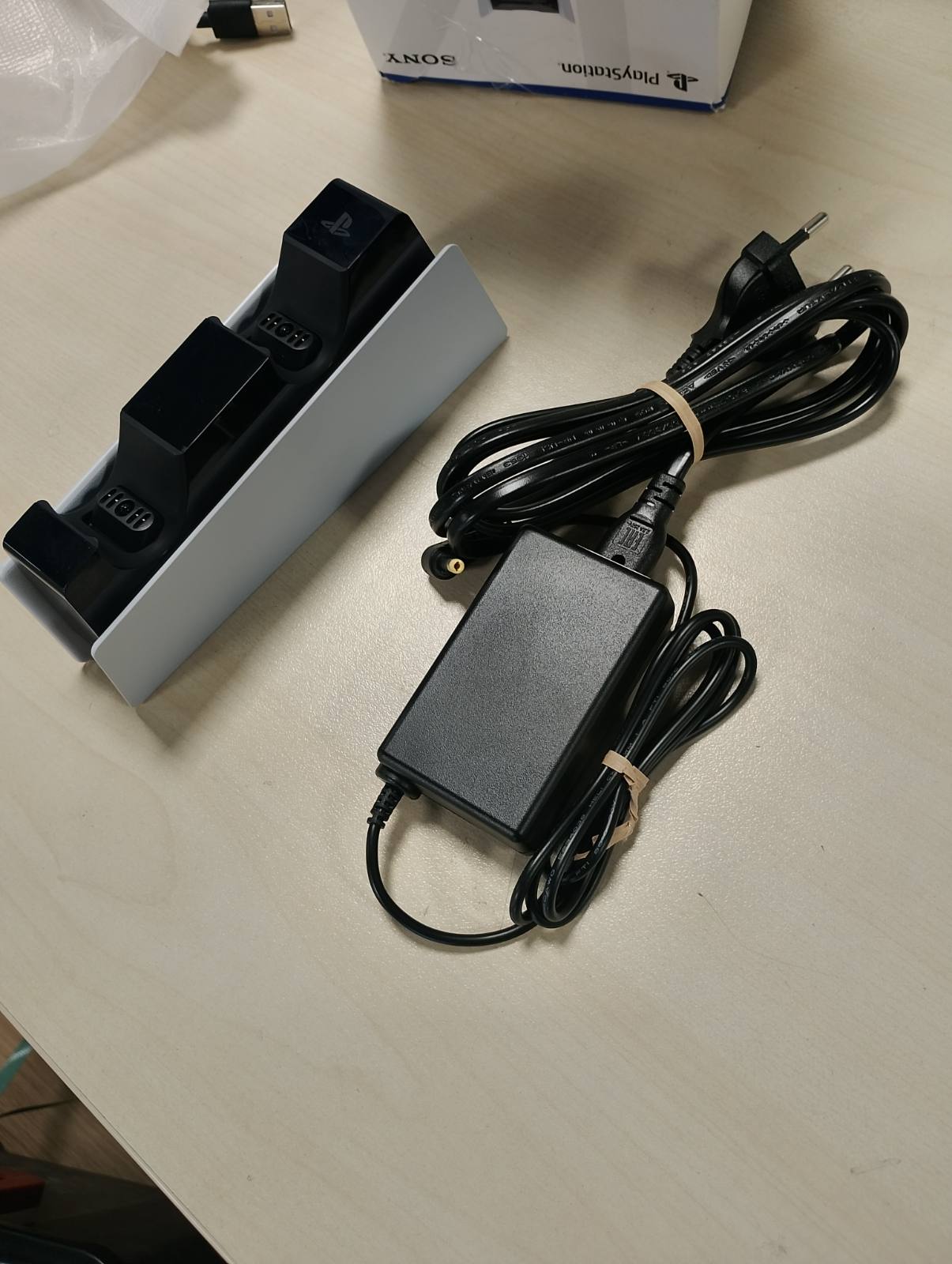 276584 - PLAYSTATION®5 - Stacion karikimi Dualsense
