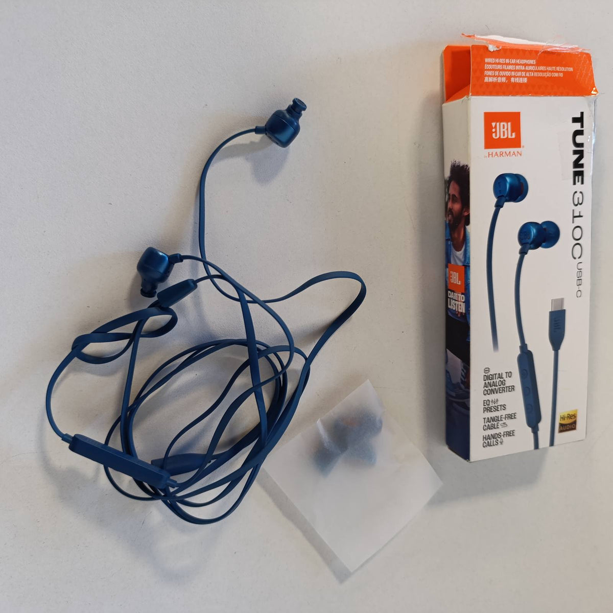 320136 - JBL Kufje Tune 310 C – Kufje me tel në vesh me JBL Pure Bass Sound, mikrofon dhe lidhje USB-C – Blu