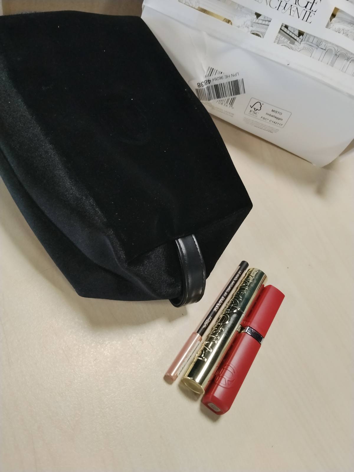 298264 - L'ORÉAL PARIS Set Dhurate për Bukuri, përfshin Rimel Big Deal, Buzëkuq Matte Resistant Infaillible dhe Laps Syri Paradise Le Khol, me kuti bukurie elegante prej kadifeje të zezë