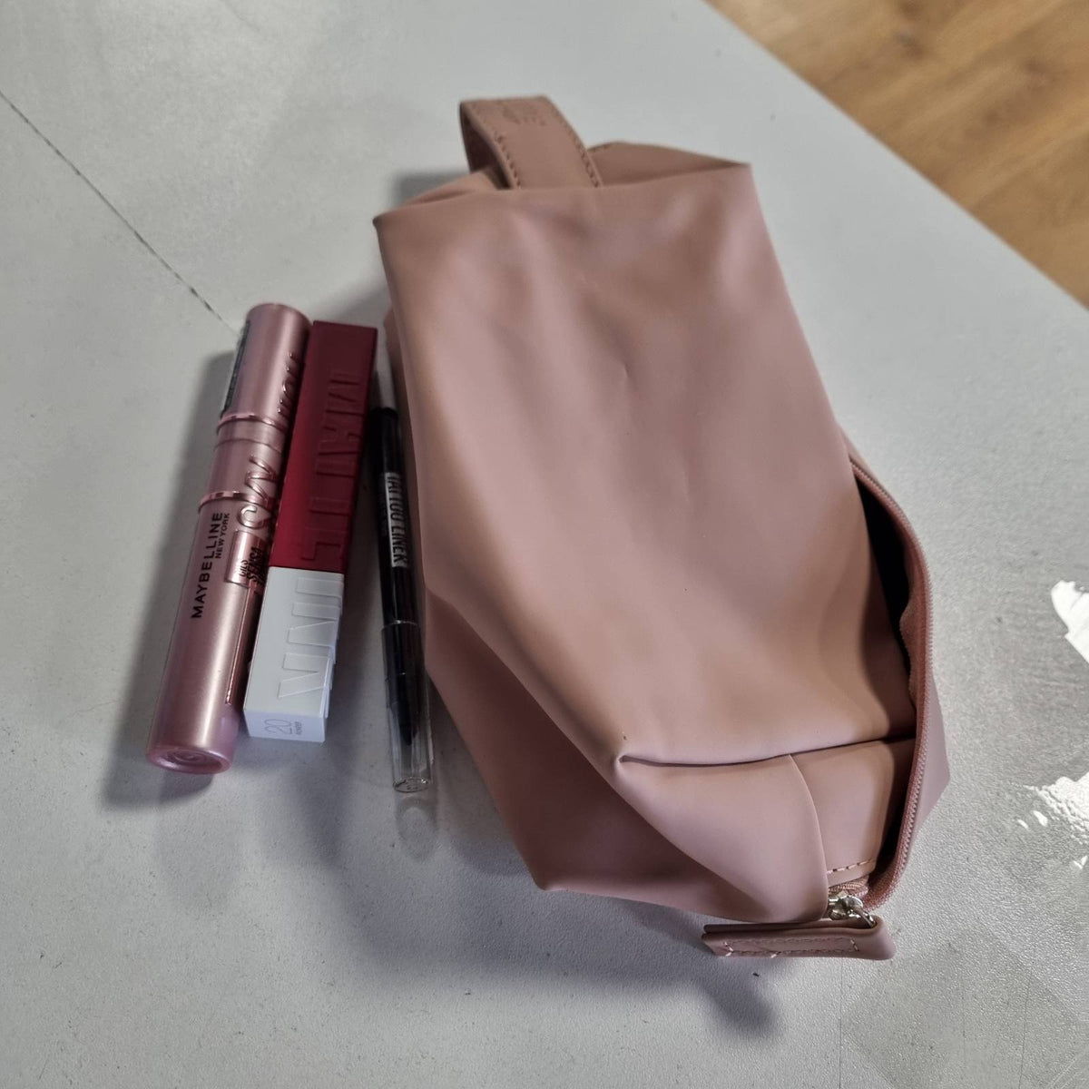 298521 - MAYBELLINE NEW YORK Kutia e Ideve për Dhurata për Krishtlindje, Me Rimel, Laps Mini për Sy dhe Buzëkuq, Me Kuti Bukurie, Make-up in The City, Sky High Classic, Xhel për Vijëzues Tatuazhesh për Sy, Bojë Matte Pioneer (20)