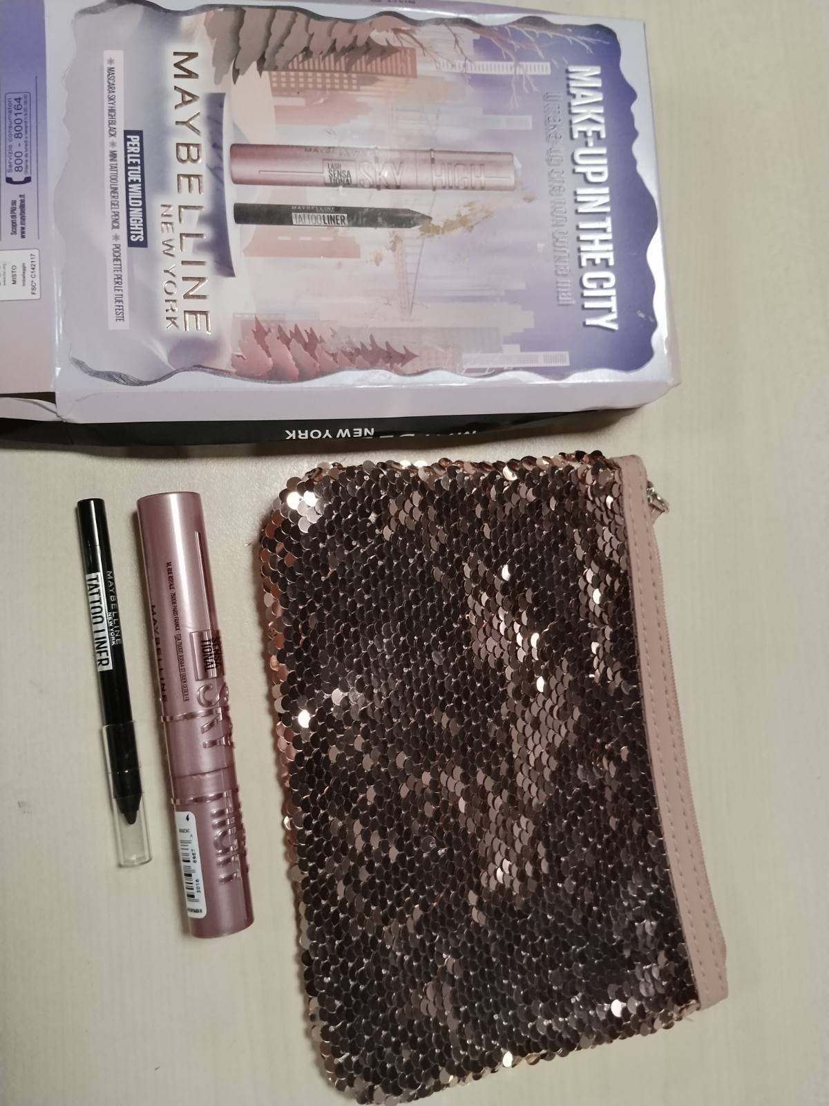 298700 - MAYBELLINE NEW YORK Set Dhurate, me rimel dhe laps mini sysh, volum dhe gjatësi, pamje intense, me qese, rimel klasik Sky High, laps sysh Tattoo Liner i zi