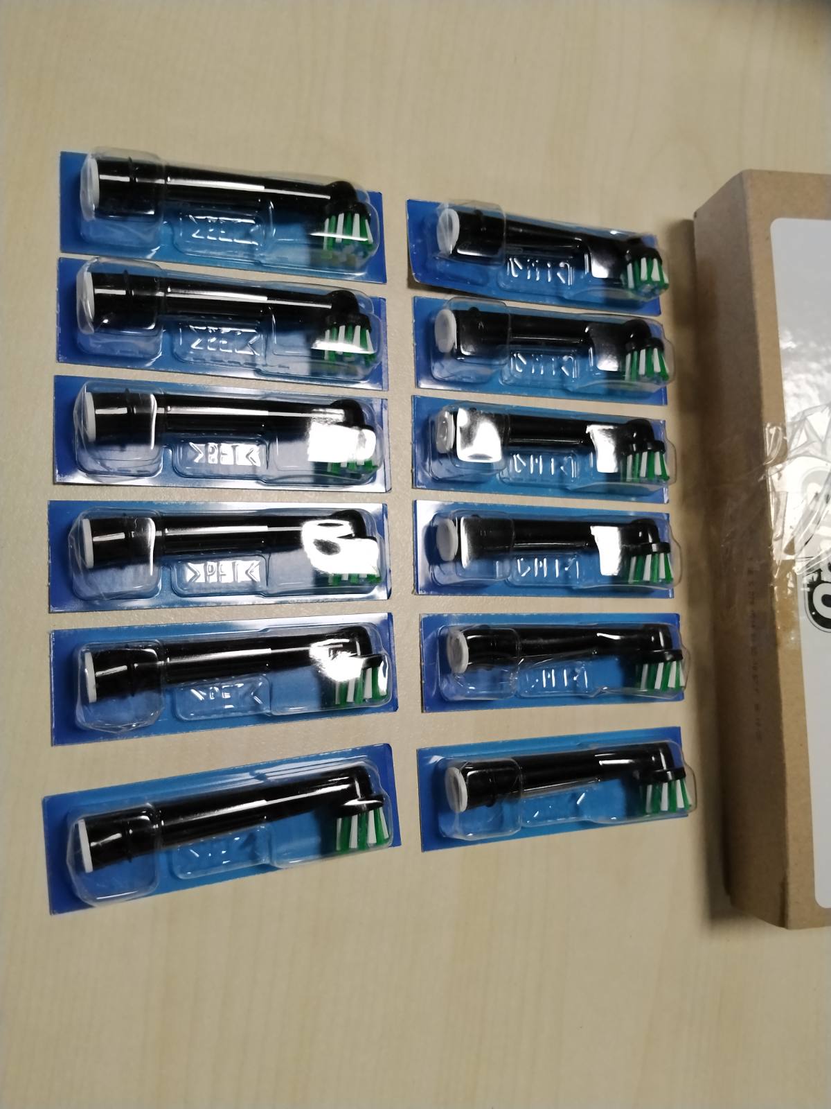 302895 - ORAL-B Koka Furçash Zëvendësuese PRO CrossAction, të Zeza, Pako me 12 Furça