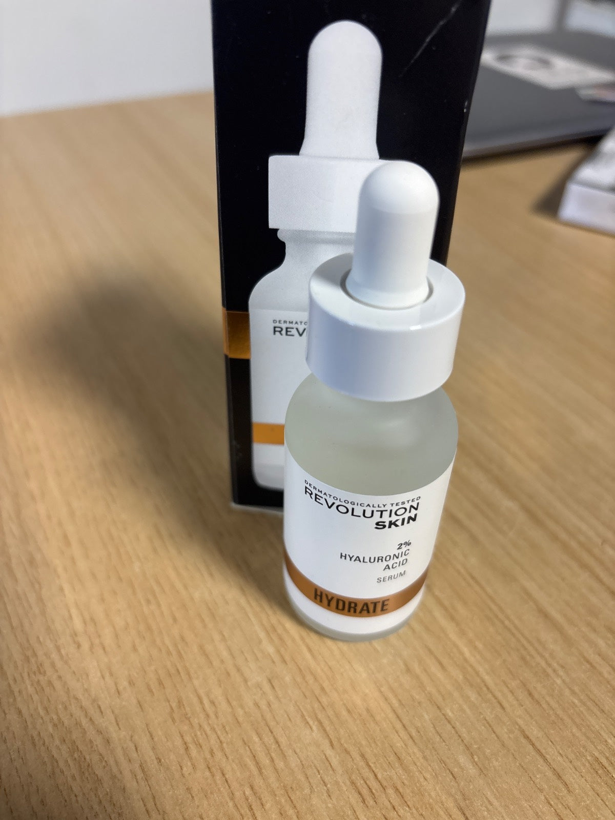 272086 - Revolution Skincare London Serum me acid hialuronik 30 ml - Mbush, zbut dhe hidraton lëkurën, tretësirë 2%, serum i lehtë për fytyrën, pa aromë