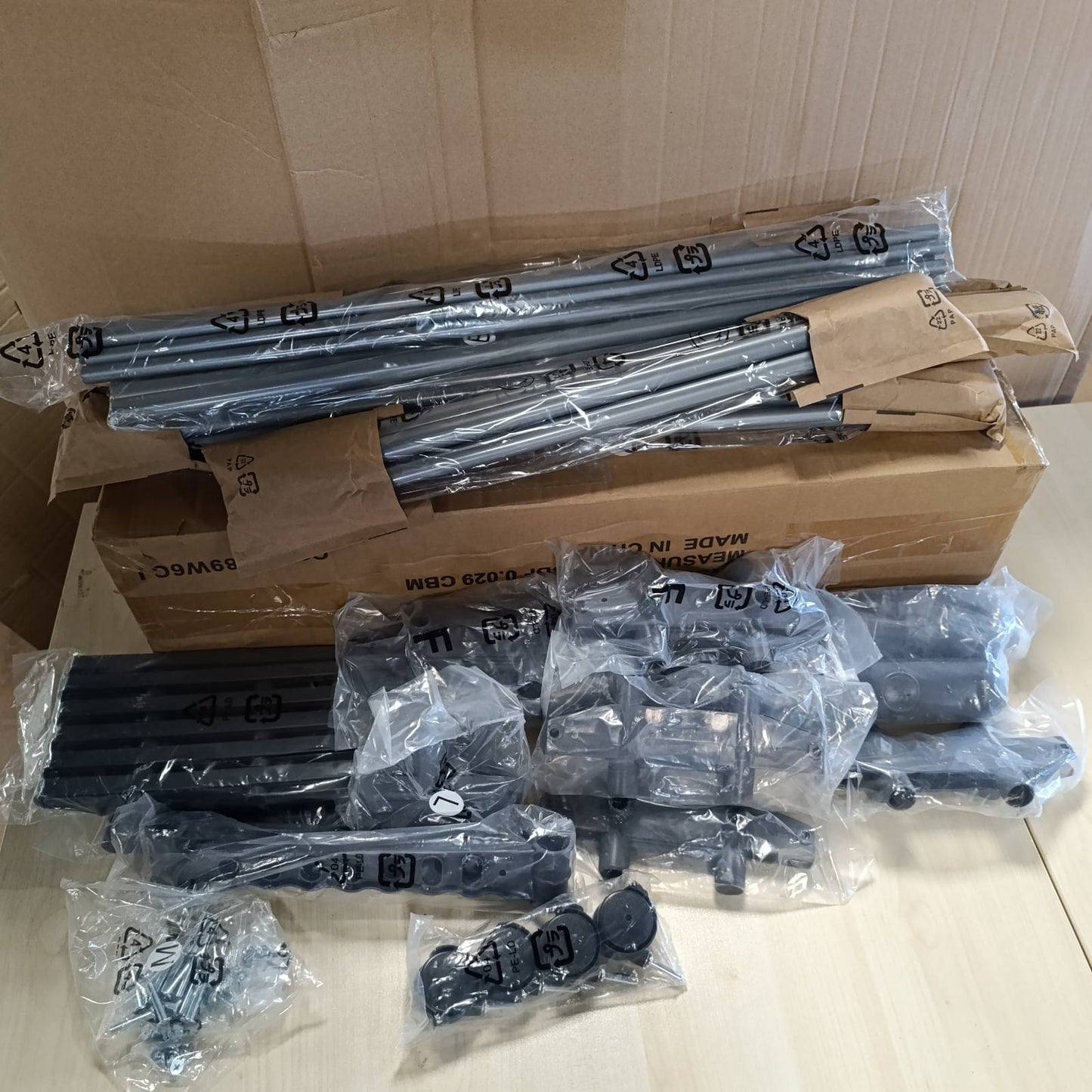 187334 - AMAZON BASICS Raft Tharës Rrobash për Ambiente të Brendshme, me Krahë të Palosshëm, 4 Nivele, Ngjyra e Bardhë