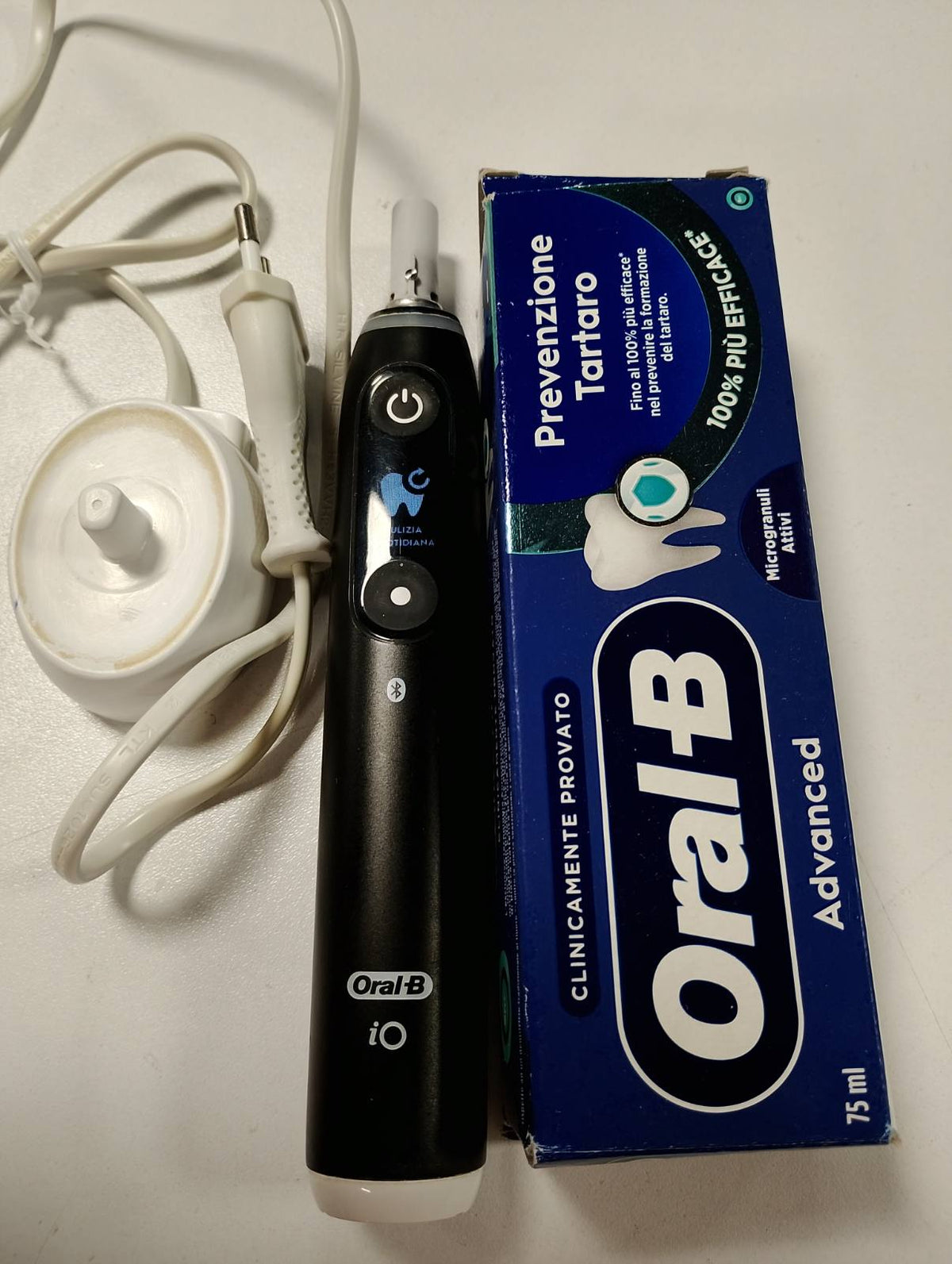 311035 - ORAL-B Furçë dhëmbësh elektrike iO 6, 2 koka furçe, kuti, pastë dhëmbësh, e zezë