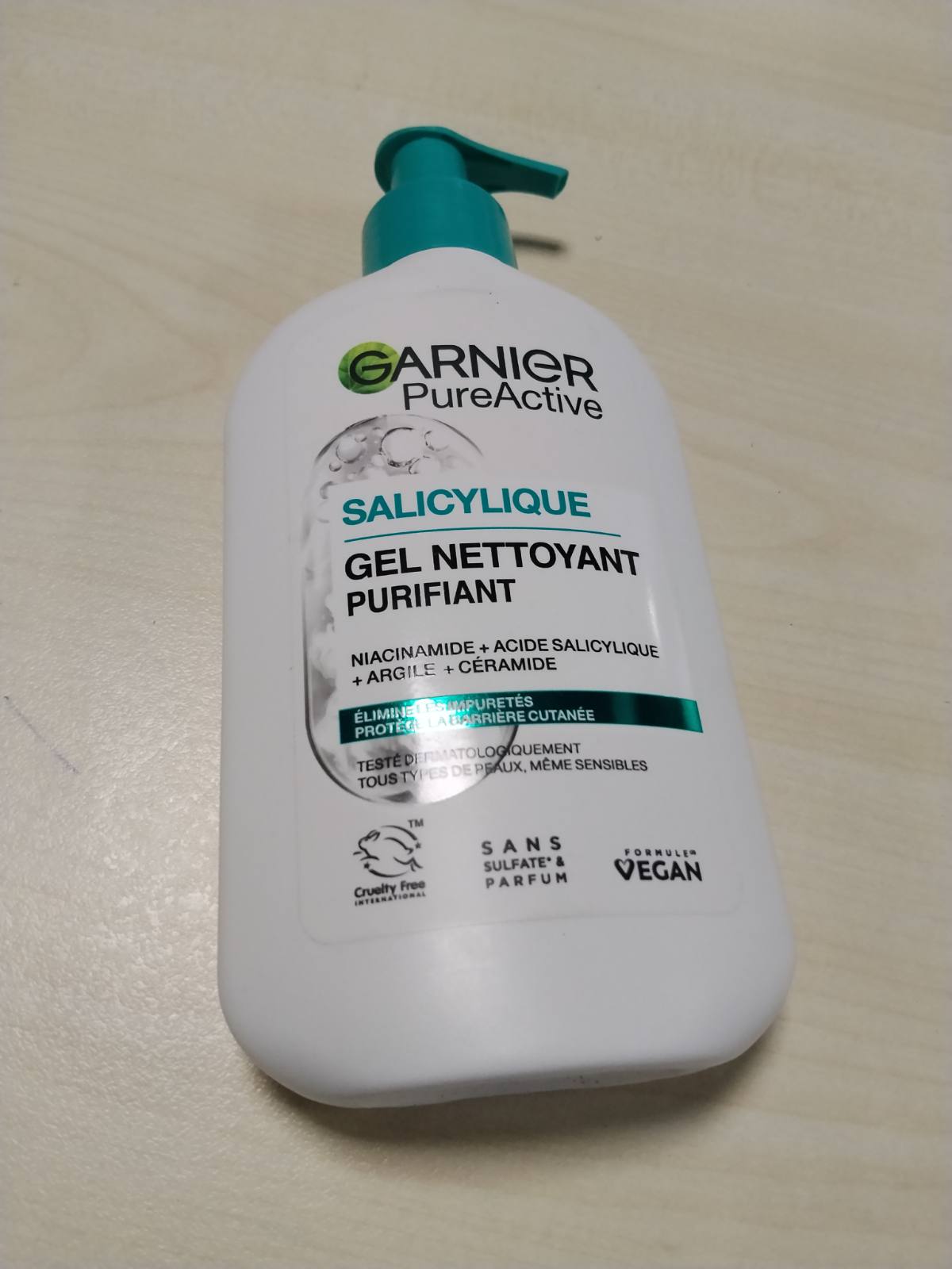 303995 - GARNIER Pure Active - Xhel Pastrues me Shkumë - 250 ml - Acid Hialuronik, Ceramide, Argjilë - Vegan dhe Pa Mizori - Të Gjitha Llojet e Lëkurës