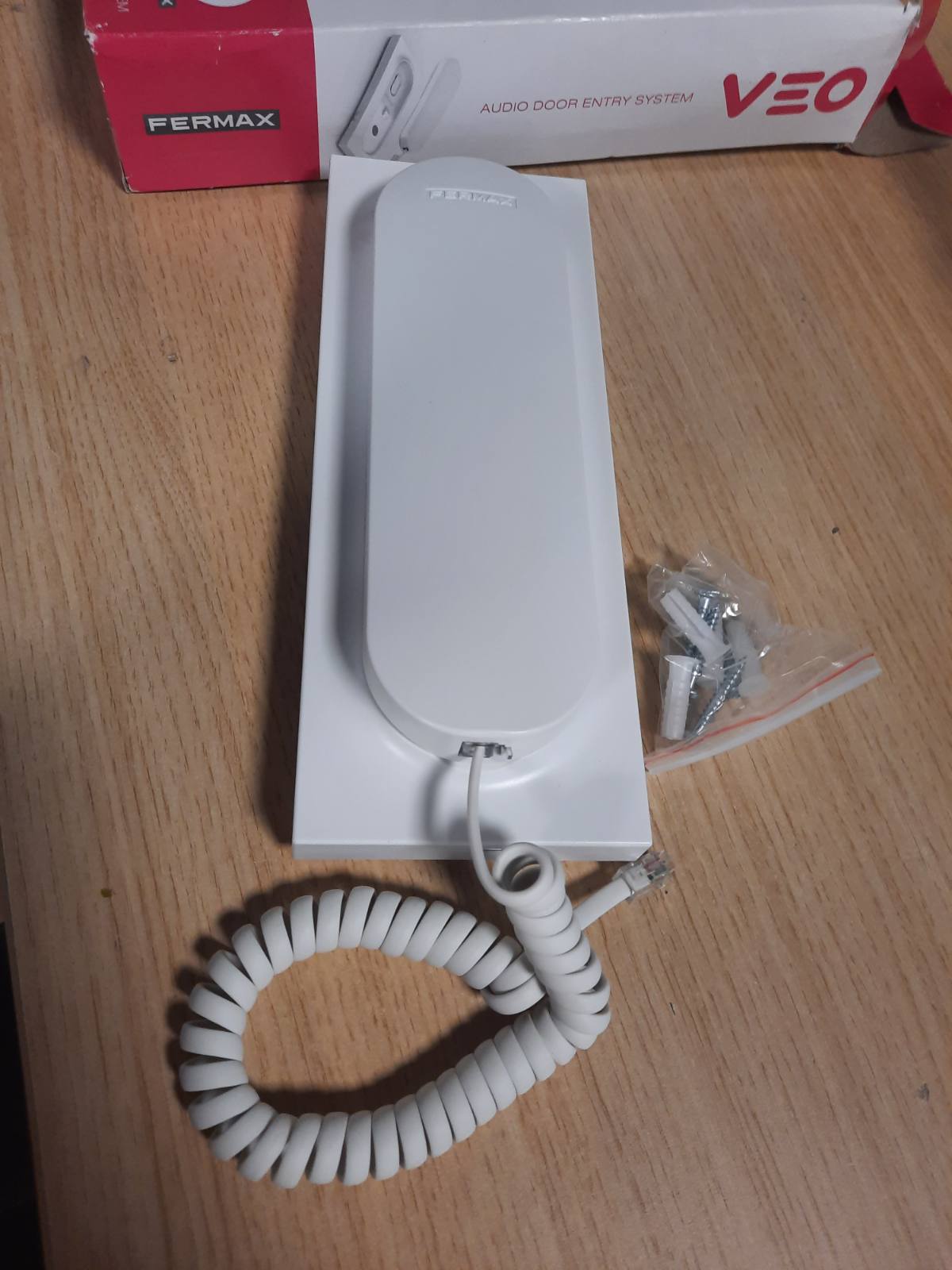 255664 - FERMAX 3431 56304 – Interfon universal VEO 4+N, neutral për sisteme hyrjeje me audio.