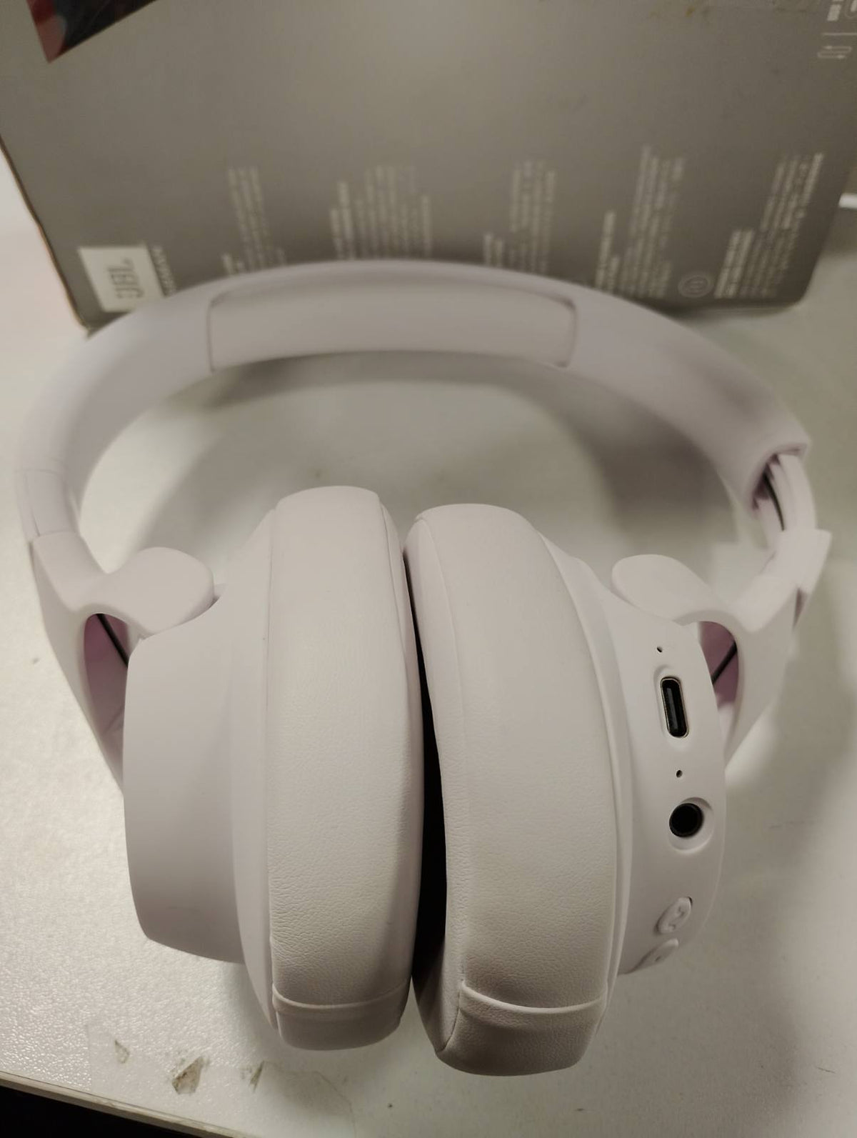 299002 - JBL TUNE 760 NC, Kufje Bluetooth Over-Ear, Anulim Aktiv të Zhurmës, Tingull JBL Pure Bass, Deri në 35 orë kohë dëgjimi, Të bardha