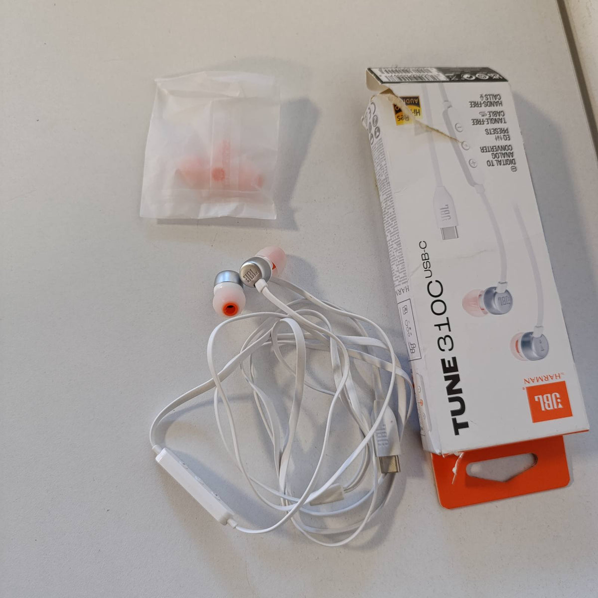 320128 - JBL Tune 310 C, Kufje me Tel, Tingull i Pastër Basi JBL, Lidhje USB-C, Kabllo e Sheshtë, Telekomandë me Mikrofon, E Bardhë
