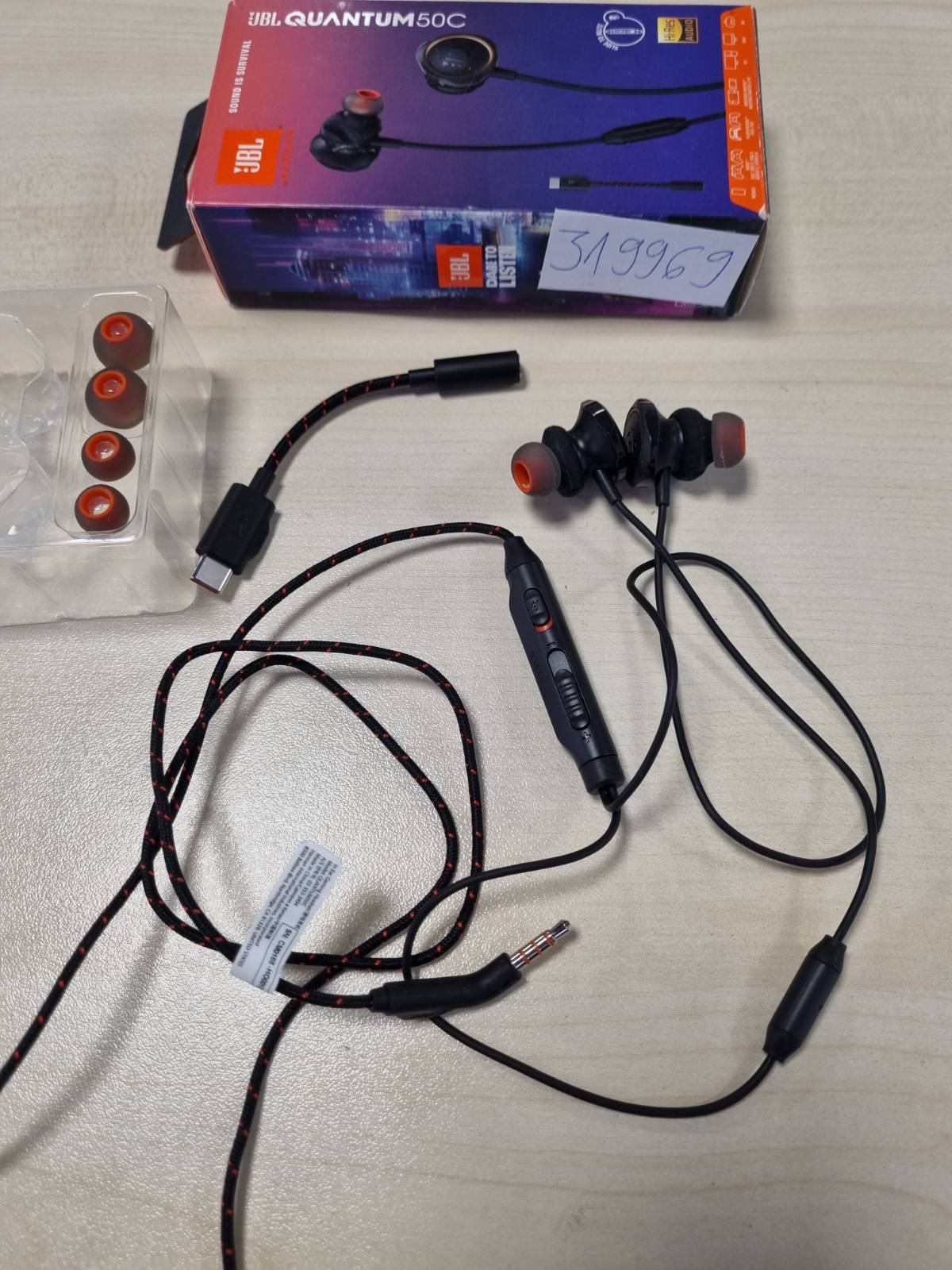 319969 - JBL QUANTUM 50C, KUFJE PËR LOJËRA ME TEL USB-C ME TINGULL JBL QUANTUMSURROUND, MIKROFON I FOKUSUAR TE ZËRI, RRËSHQITËS VOLUMI DHE FUNKSION HESHTJE, TË ZEZA