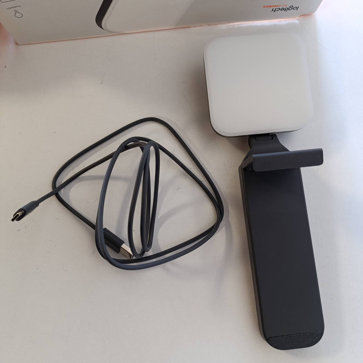 295637 - LOGITECH Dritë transmetimi LED Litra Glow Premium, ndriçim LED për kompjuterin tuaj, TrueSoft, videokonferencë, montim të rregullueshëm dhe aplikacion për PC/Mac - grafit
